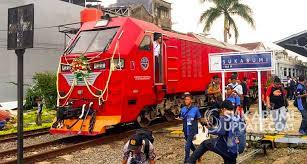 C g sampai stasiun kereta d g pukul setengah dua c g duduk aku menunggu d g tanya loket dan penjaga c d g kereta tiba pukul berapa em d g biasanya.kereta terlambat. Kereta Sukabumi Bogor Dan Cianjur Masih Belum Beroperasi Hingga Akhir Juli 2020