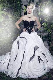 15 km southwest of braunlage, and 20 km southeast of osterode am harz. Lucina Mondane Brautmode In Schwarz Weiss Brautmode Braut Gothic Hochzeitskleid