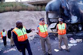 Rondom de plaza staan onberispelijk. Kzn Department Of Transport Mec Mxolisi Kaunda Together With Road Traffic Inspectorate Rti Officials Inspecting The Area Where 18 Trucks Were Set Alight At Mooi River Toll Plaza On The N3 Facebook