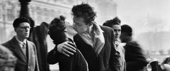 Un chien avec la langue collée à une plaque d'égout gelée. Embrasser Une Fille Saisir Le Bon Moment Pour Reussir A Tous Les Coups