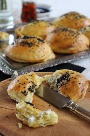Turkische Hefeteigbrotchen Mit Schafskasefullung Pogaca Pogaca Rezept Rezepte Turkisches Essen