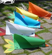 This Super Fun Flying Bird Kite Wind Toy Is A Super Easy Spring Or Summer Craft Idea For Kids Pipas Artesanais Artesanato Simples Com Papel Artesanato Aves