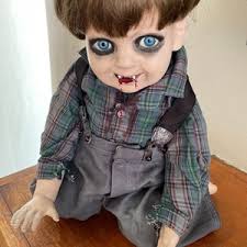 Ragazzo vampiro, bambola inquietante, graziose zanne insanguinate, seduto  su uno scaffale, decorazione estetica dark Whimsigoth, idea regalo horror  strana e unica per lui o per lei