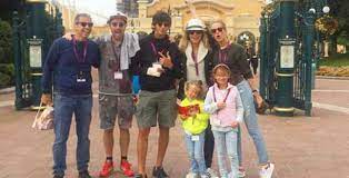 Alessia marcuzzi è una nota conduttrice, attrice e showgirl italiana. Alessia Marcuzzi Con Il Marito E La Figlia Mia A Disneyland Ma Ci Sono Anche Francesco Facchinetti Con La Moglie Wilma E Sua Figlia Gossip