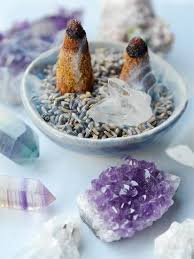 蒸し暑い夏こそ お香で 香涼み お香立てなどで作る 目にも楽しい癒しの暮らし キナリノ palo santo sahumerios incienso