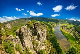 Geprägt von bizarren felsformationen und durchzogen von malerischen tälern erstreckt sich das elbsandsteingebirge entlang der elbe von pirna bis über die staatsgrenze nach decin. Beeindruckende Sachsische Schweiz Urlaubsguru