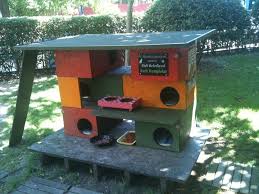 There Is A Cat Habitat In Nisantasi Istanbul And This Is A Cat House Comederos Para Gatos Cosas Para Gatos Gatos Callejeros