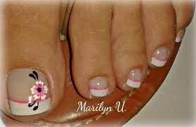 Pedicure con flores en esmalte blanco y lila. Pedicure Con Flor Arte De Unas De Pies Unas Pies Decoracion Unas Manos Y Pies