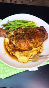 Délicieux poulet aux herbes et légumes frais