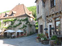 Its exceptional location has turned it into one of the most coveted strongholds of the region since time immemorial. Saint Cirq Lapopie La Perle Du Lot First Luxe