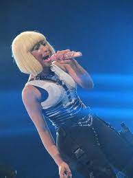 Her sister demi, 22, rocked up in a printed corset top and vinyl flared trousers in an ombre red colour. Nicki Minaj Wikipedia