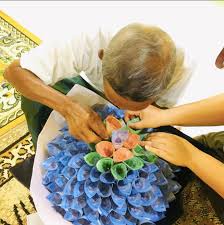 Tagged hadiah harijadi idea hadiah. Bouquet Duit Ni Nak Bagi Dekat Ayah Tapi Tuan Hadiah Yang Hias Sebab Ingat Tempahan