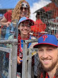 How to get player autographs at Peoria sports complex?