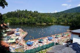 Lacul ursu format în anul 1875 este unul din cele mai mari lacuri sărate heliotermale din europa. Lacul Ursu 143 De Ani Weekend Plin De Spectacole La Sovata Programul Complet Stiri Din Mures Stiri Targu Mures Liderul Presei Muresene