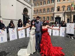 Matrimoni La Protesta Di Spose E Lavoratori Del Comparto Noi Fuori Dal Decreto Legge Per Riaperture Corriere It