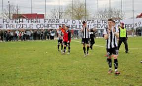 Nu stă rău nici în apărare. Fc Universitatea Cluj Si A Lansat Noul Echipament De Joc Pentru Sezonul 2020 2021 Printr Un Videoclip EmoÅ£ionant Stiri Pe Surse Cele Mai Noi Stiri
