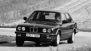 E21 juga merupakan model pertama bmw yang menggunakan papan pemuka yang disengetkan ke arah pemandu menjadikan ia sebuah kereta berasaskan pemandu yang sebenar. 7 Model Bmw 3 Series Terbaik Sepanjang Zaman