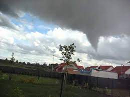 Viac ako 210 obyvateľov bolo zachránených spod trosiek budov. Tornado V Cesku V Pardubicich Letaly Strechy Domu Hospodarske Noviny Hn Cz