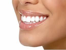 Pero avancemos al siglo xvii, cuando los barberos limaban la dentadura y aunque puede optimizar la salud mental limpiando los dientes y encías de bacterias, existen pocas pruebas de que realmente blanquee la dentadura. Remedios Caseros Para Blanquear Los Dientes Consejos Trucos Y Remedios