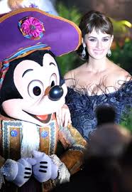 .piratii din caraibe 4 pe ape si mai tulburi 2011.în aceasta poveste despre adevar, tradare, tinerete si moarte, capitanul jack sparrow reîntâlneste o descriere: Piratii Din Caraibe 4 La Disneyland Pe Covorul Rosu Covor Rosu Viva Ro