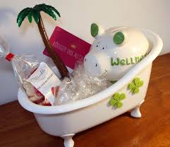 Eine Susse Zugleich Lustige Idee Ein Geldgeschenk Fur Einen Wellness Urlaub Zu Verpacken Kunststof Wellness Geschenke Geschenke Verpacken Wellness Geschenke