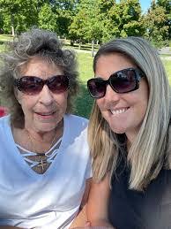 Linda Keech's Instagram, Twitter & Facebook