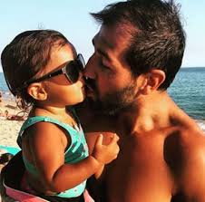 Julian's school, prosseguindo os estudos no curso de comunicação social e cultural, na universidade católica portuguesa, em lisboa. Bem Vindo Eduardo Carolina Patrocinio Foi Mae Do Primeiro Filho Rapaz Nacional Flash