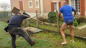 Lundi 9 novembre 2015 à audon dans les landes, des militants écologistes de la ligue de protection des oiseaux (lpo), a été agressé par un homme en slip armé d'une pelle. Chasse 3 Mois De Prison Avec Sursis Requis Contre L Homme A La Pelle Et En Slip L Express