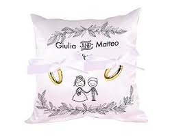 Se in passato i portafedi erano soprattutto cuscini realizzati spesso negli stessi materiali e colori dell'abito della sposa, a oggi le possibilità sono tantissime. Personalizza Cuscino Portafedi Fotoregali Com