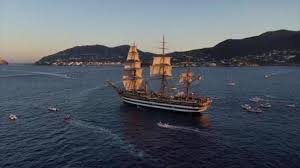 La nave a vela amerigo vespucci e il ponte di swiwel di taanto. L Amerigo Vespucci A Ischia Il Comandante Al Piano Suona Pino Daniele L Omaggio Al Grande Cantante Corriere Tv