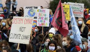 La loi sur le co2 devrait être rejetée dimanche par 51% des votants, selon une projection de l'institut gsf.bern. Loi Sur Le Co2 De Trop Petit Pas Le Courrier