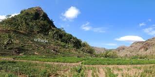 Pengusaha yang rencananya akan membangun kawasan wisata di sekitar sungai oya mendapat berbagai tanggapan warganet. Desa Wisata Srikeminut Di Yogyakarta Tempat Wisata Di Tengah Bukit Halaman All Kompas Com