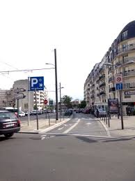 A la maison blanche, tout le monde se prépare pour réveillonner. Maison Blanche Parkplatz In Chatillon Parkme