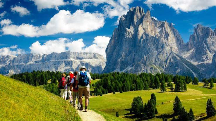 Camminare in montagna a passo lento: perché fa bene - Starbene