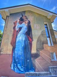 Questo primo bacio di hayez pervenne nel 1886 alla pinacoteca di brera col legato del conte lo storico dell'arte sergio coradeschi, nel suo libro l'opera completa di hayez (della collana dei classici. Il Bacio Di Hayez Dipinto A Spray Sul Muro Della Scuola Di Comabbio Il Notiziario