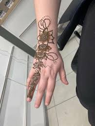 Ushi mehndi created by usha verdi, brings you the traditional art of henna with modern design. Henna In London Henna Mehndi Artists London Ontario