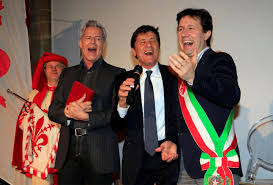 Presso l'ufficio anagrafe del comune di firenze si possono richiedere i certificati relativi all'anagrafe ed allo stato civile. Firenze Il Sindaco Nardella Consegna Le Chiavi Della Citta A Baglioni E Morandi
