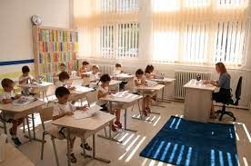 Taxa de școlarizare la școlile private din bucurești poate varia în funcție de vârsta copilului (de obicei taxa pentru clasa pregătitoare este mai mică), dar și în funcție de numărul opționalelor alese pentru copil. Topul Celor Mai Bune È™coli Private Din BucureÈ™ti Cat Este Taxa AnualÄƒ Antena 1