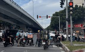 Đề xuất lập điểm dừng cho xe máy để người dân gọi điện, shipper ...