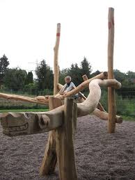 Der Drache Zum Balancieren Aus Robinie Auf Dem Spielplatz Des Kindergartens In Lenglern Bei Gottingen Spielplatz Drachentanz Robinie