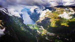 42 kilometer weit strömt das nordmeer hier ins land und teilt das land in nord und süd, in oben und unten. Norwegen Lysevegen Traumziel Fur Rennradfahrer