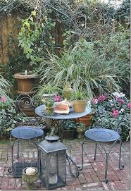Pin By Lucie Lienhardt On Outdoor Living Small Courtyard Gardens Garden Deco Side Yard Landscaping
