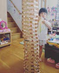 chiharu wakabayashi sur instagram 遊びの記録 カプラで塔を作りました 最後は椅子に乗って上まで 崩していい って聞く時の顔が 一番嬉しそうだ 4歳女子 遊びの記録 室内遊び kapla 積木 kids toys jenga