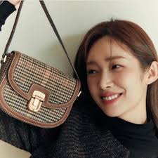 孝敏同款Joy Gryson Serendipity Crossbody Bag 怪不呢幾日好多客人落單，原來孝敏用左😍 加上而家有折扣，真係抵買⭐️Joy  Grayson