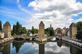 Die barrage vauban ist eine befestigte, überdachte brücke und gleichzeitig ein wehr, das schon seit seinem bau im späten 17. Datei Strasbourg France Ponts Couverts Seen From Barrage Vauban Jpg Wikipedia