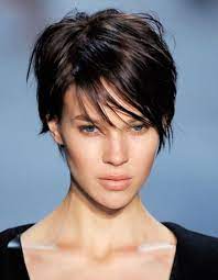 Une véritable preuve que les codes capillaires ont bien changé, cette coupe de cheveux courte pour femme est encore plus irrésistible et tendance si accompagnée d'une belle coloration. De Cheveux Femme