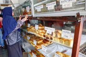 Umumnya toko roti menggunakan planetary mixer khusus untuk mengaduk adonan roti agar hasilnya lebih sempurna, sebab adonan mengembang dengan baik. 5 Toko Roti Legendaris Di Bandung Ada Sumber Hidangan Sejak 1929 Halaman All Kompas Com