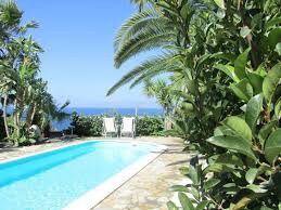 Comprare casa a reggio calabria in questa zona costa leggermente di più rispetto al resto anche se siamo decisamente al disotto di molti capoluoghi di regione italiani. Villa Virginia Casa Vacanze Con Piscina E Giardino Privato A Reggio Calabria Aggiornato Al 2021 Tripadvisor Reggio Calabria Case Vacanze