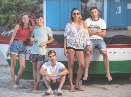 Julia, pancho y barrilete cierran. 40 Anos De Verano Azul Los Nietos De Chanquete Bailan Regueton