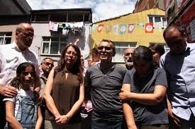 Avukat deniz özen, özge elvan'ın eylemden gözaltına alınmadığını, basın açıklamasının yapılacağı yerin civarından. Anf Elvan Bayramda Cocuklara Bakiyorum Berkin I Ariyorum Bulamiyorum